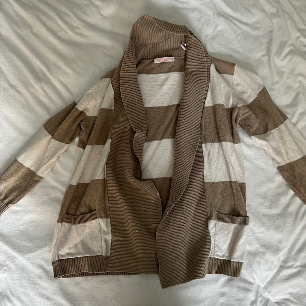 Sweaters - Picture 9 of 10